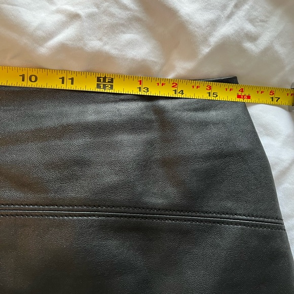 Abercrombie & Fitch black faux leather mini skirt - Picture 4 of 8